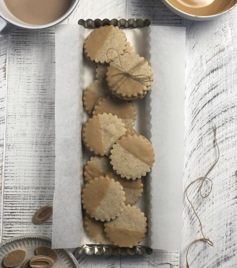 @sugarandspicing DULCEY Dipped Spiced Shortbread